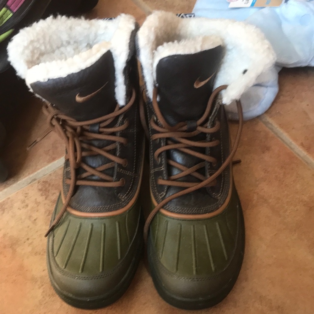 Nike snow boots